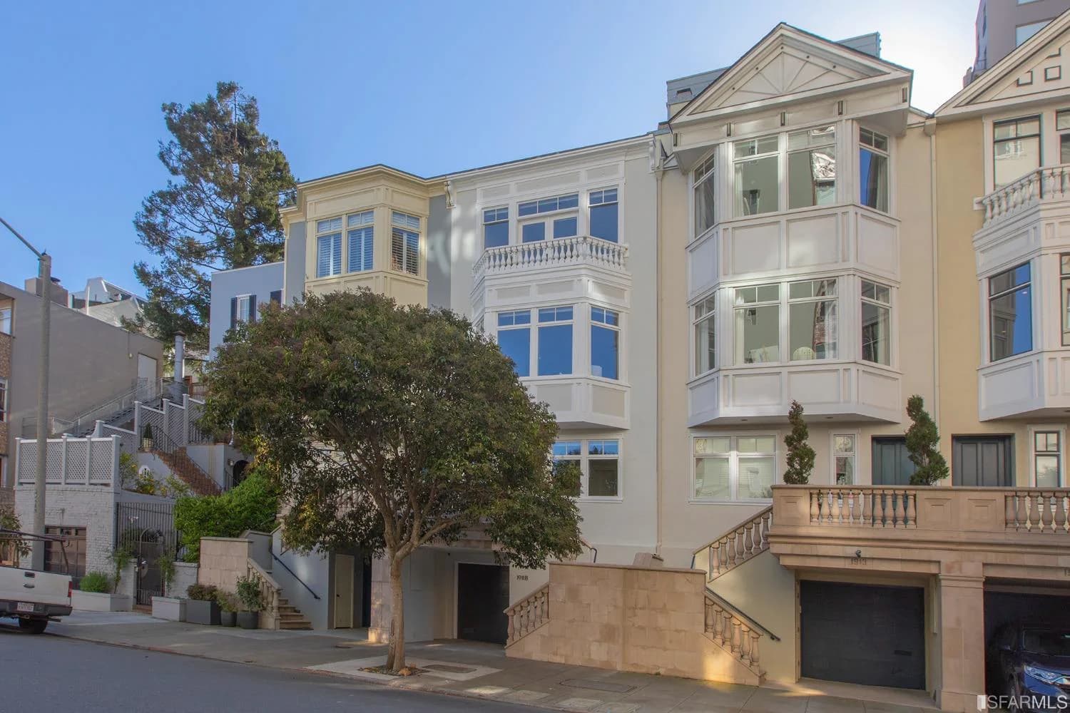 Bay-windowed exterior of 1911-B Vallejo Street in Pacific Heights