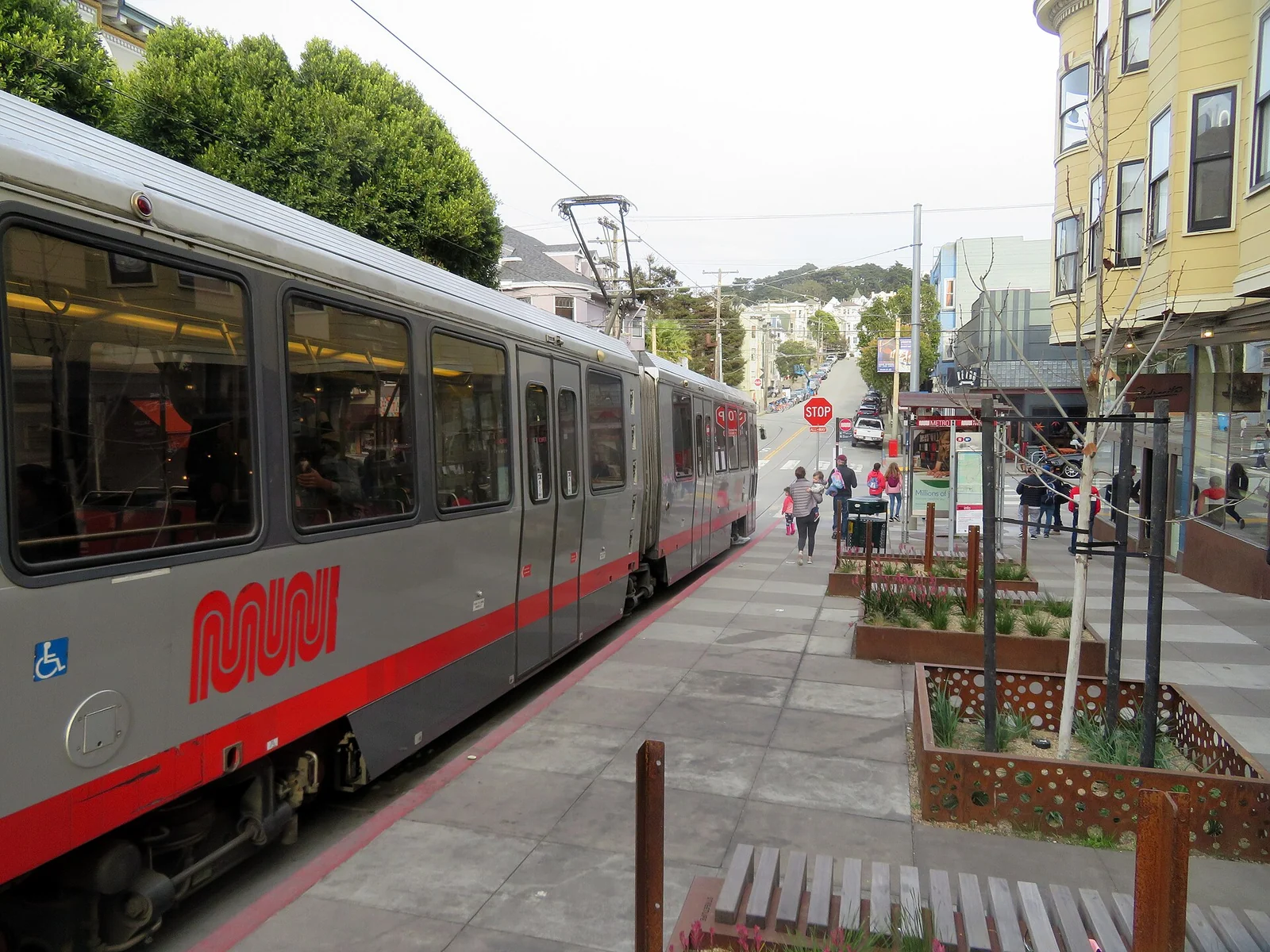 An inbound N Judah train at the Carl and Cole stop.
